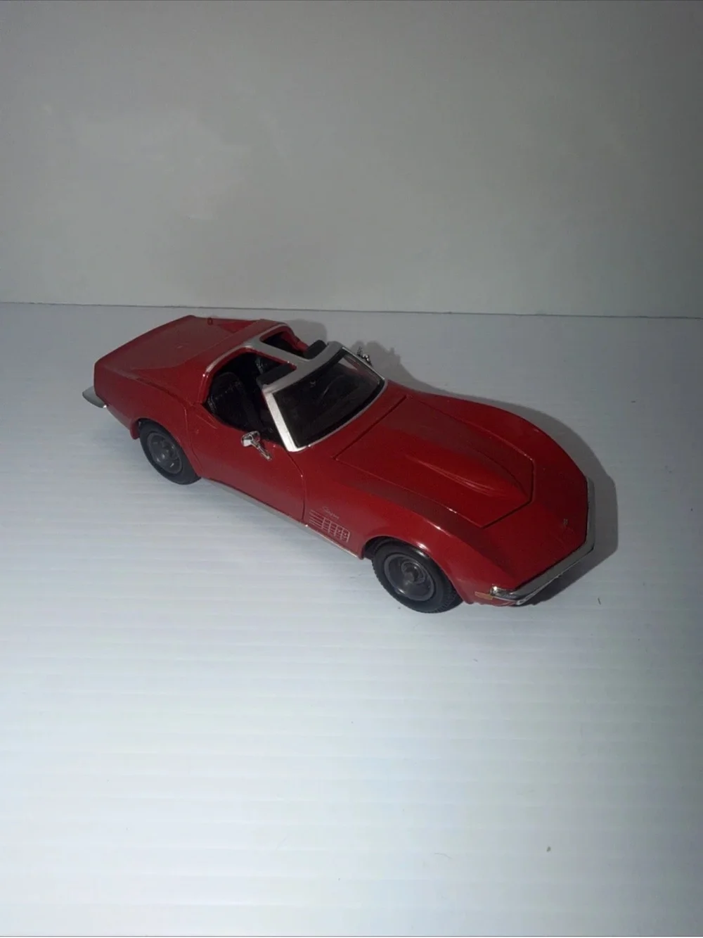 Maisto 1970 Chevrolet Corvette T Top Cherry Red 1:24 Die Cast Model Car